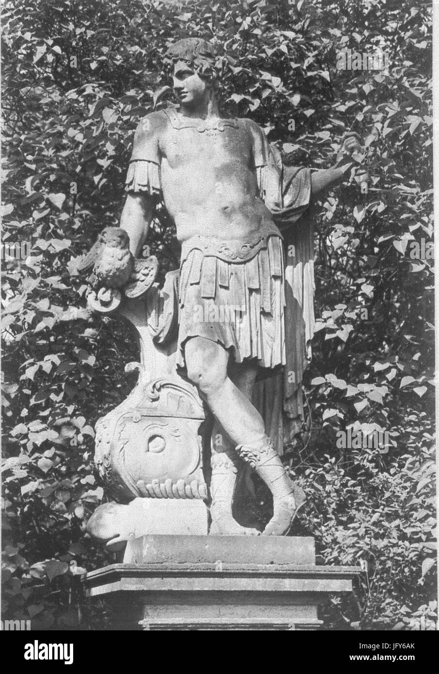 Historische Darstellung des Palais des Grafen Heinrich von Brühl in Dresden mit der Alcibiade-Statue von Thaddäus Ignatius Wiskotschill aus dem Jahr 1795. Stockfoto