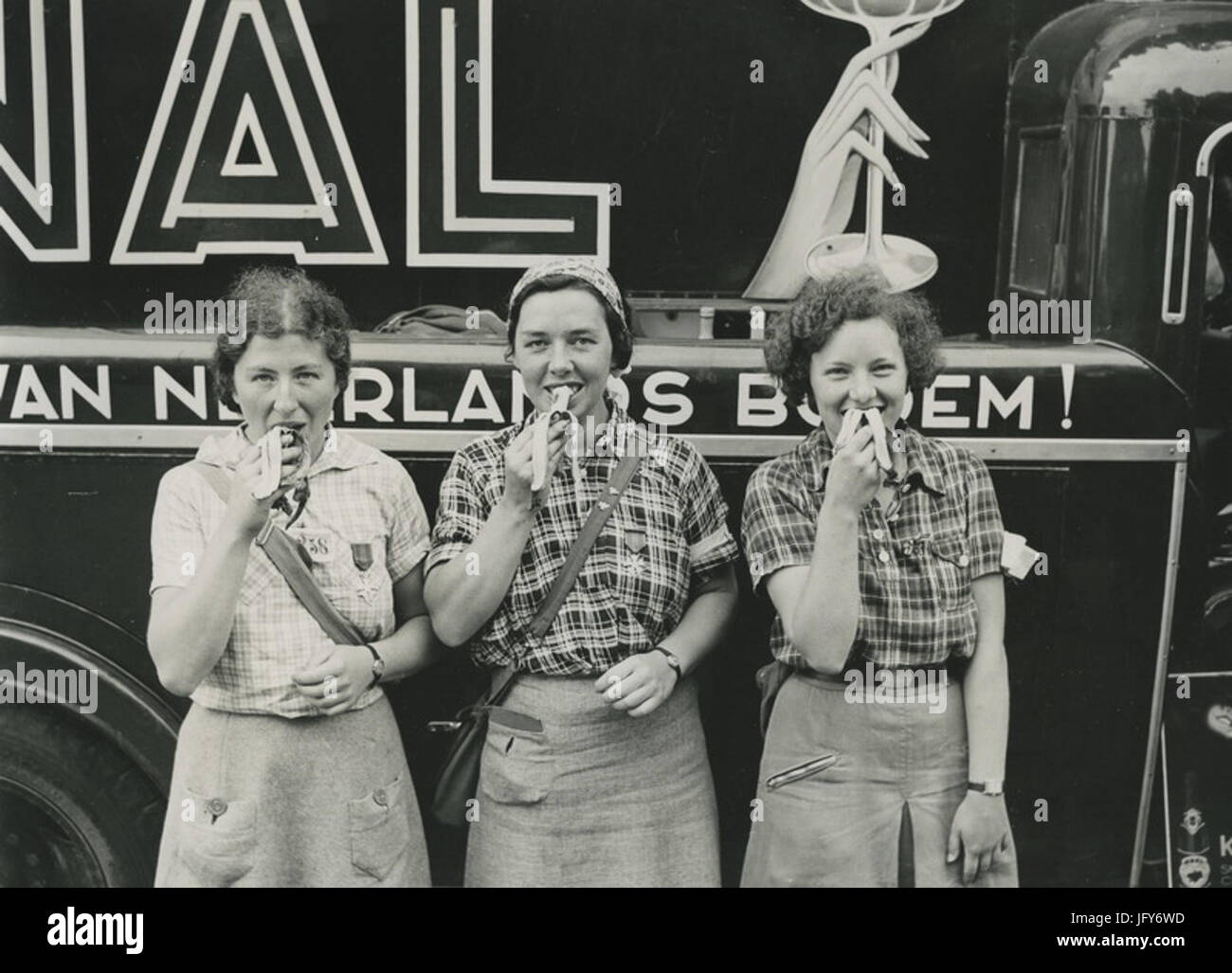 Drie Ervaren Wandelaarsters Genieten van Een Fyffes Banaan. Erfüllt Startnummer 4258 - F40947 - KNBLO Stockfoto