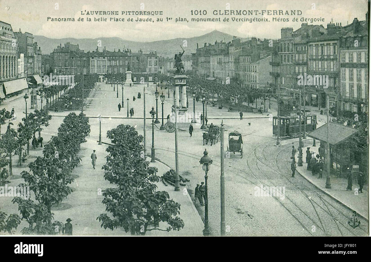 EA 1010 - L'AUVERGNE PITTORESQUE - CLERMONT-FERRAND-Panorama De La Belle Platz de gelegenes, au 1er Plan, Monument de Vercingétorix, Héros de Gergovie Stockfoto