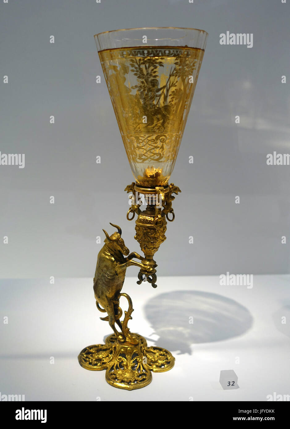 Pokal mit Jagdszene, vergoldete 1725-1750 n. Chr., mit Ochsen Griff, 17. oder 19. Jahrhundert, Bohemia, Glas mit Golddekor, Bronze - Landesmuseum Württemberg - Stuttgart, Deutschland - DSC03373 Stockfoto