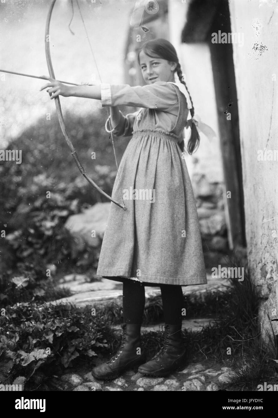 Kirchner, Bogenschießendes Bauernmädchen, Foto von 1919 oder1923 Stockfoto