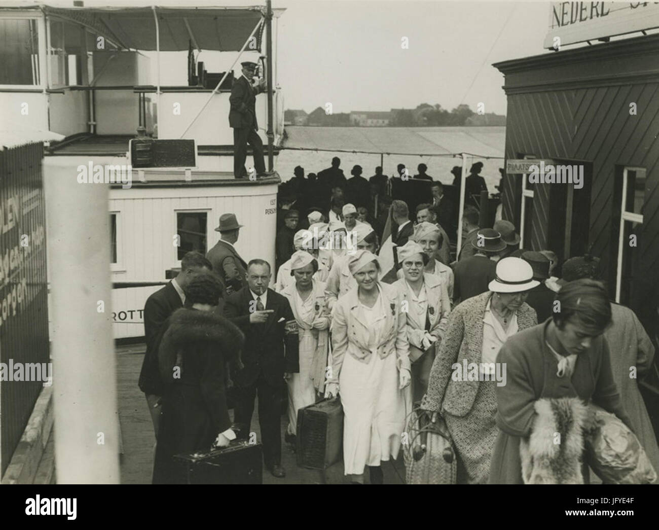 Ervaren Vierdaagseloopsters Komen Aan met de Rotterdamse Boot Aan de Waalkade Op - F40448 - KNBLO Stockfoto Ervaren Vierdaagseloopsters Komen Aan met de Rotterdamse Boot Aan de Waalkade Op - F40448 - KNBLO Stockfoto