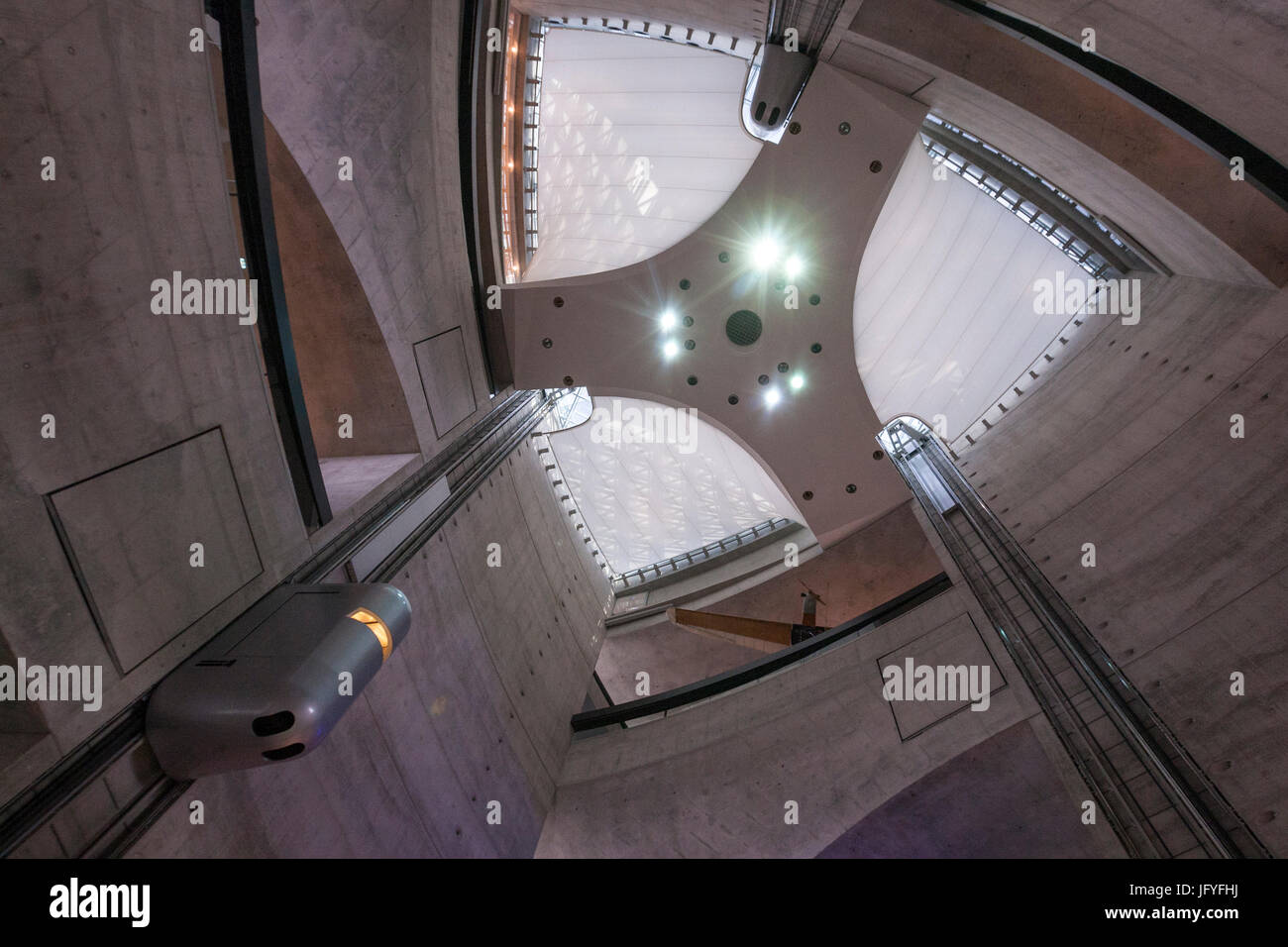 Futuristischen Aufzug im Mercedes-Benz Museum, entworfen von UN Studio, Mercedesstr. 100 70372 Stuttgart GermanyMercedes Sterne im Mercedes-Benz Museum Stockfoto