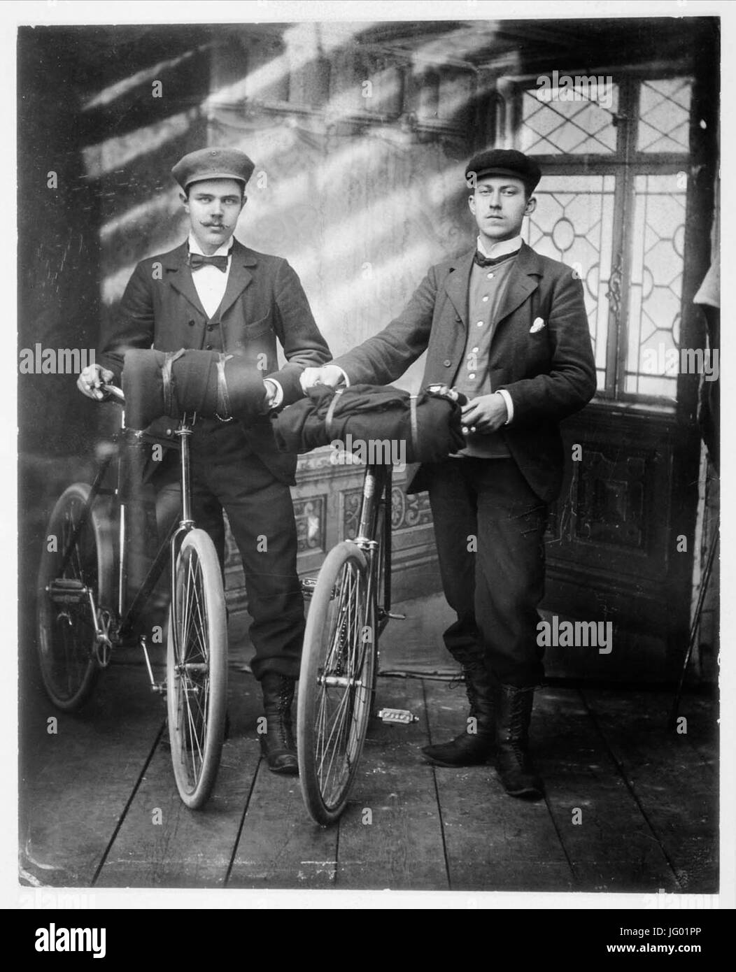 Cyklister ich Ateljén. Två Män med Cyklar - Nordiska Museet - NMA.0023339 Stockfoto