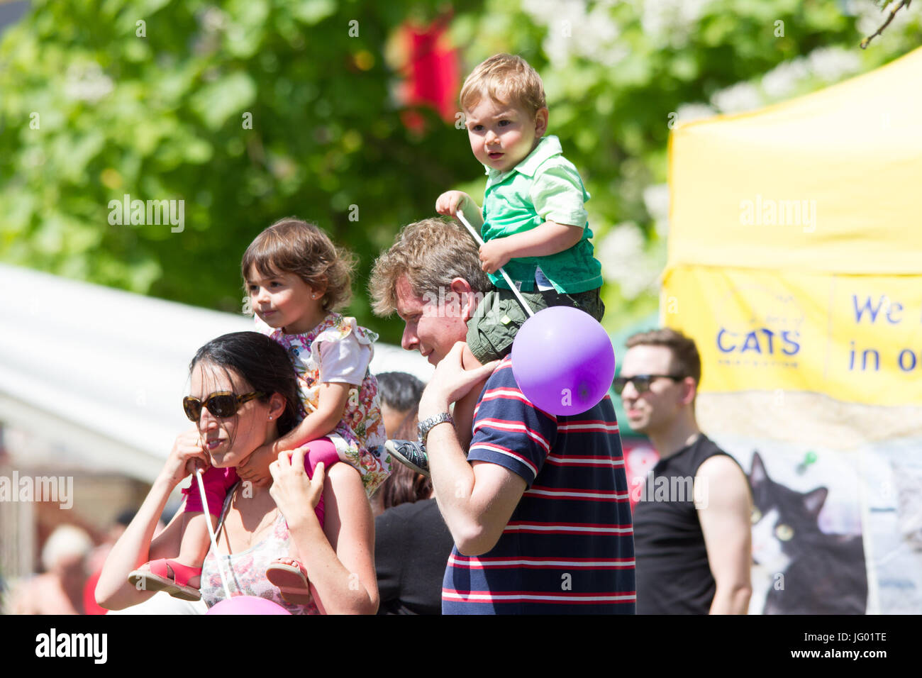 Oxford, UK. 2. Juli 2017. Tausende von Feiernden östlich von Oxford strömten zur Teilnahme des multikulturellen Karnevals in Cowley Straße, Oxford statt. © Pete Lusabia/Alamy neu Live Stockfoto