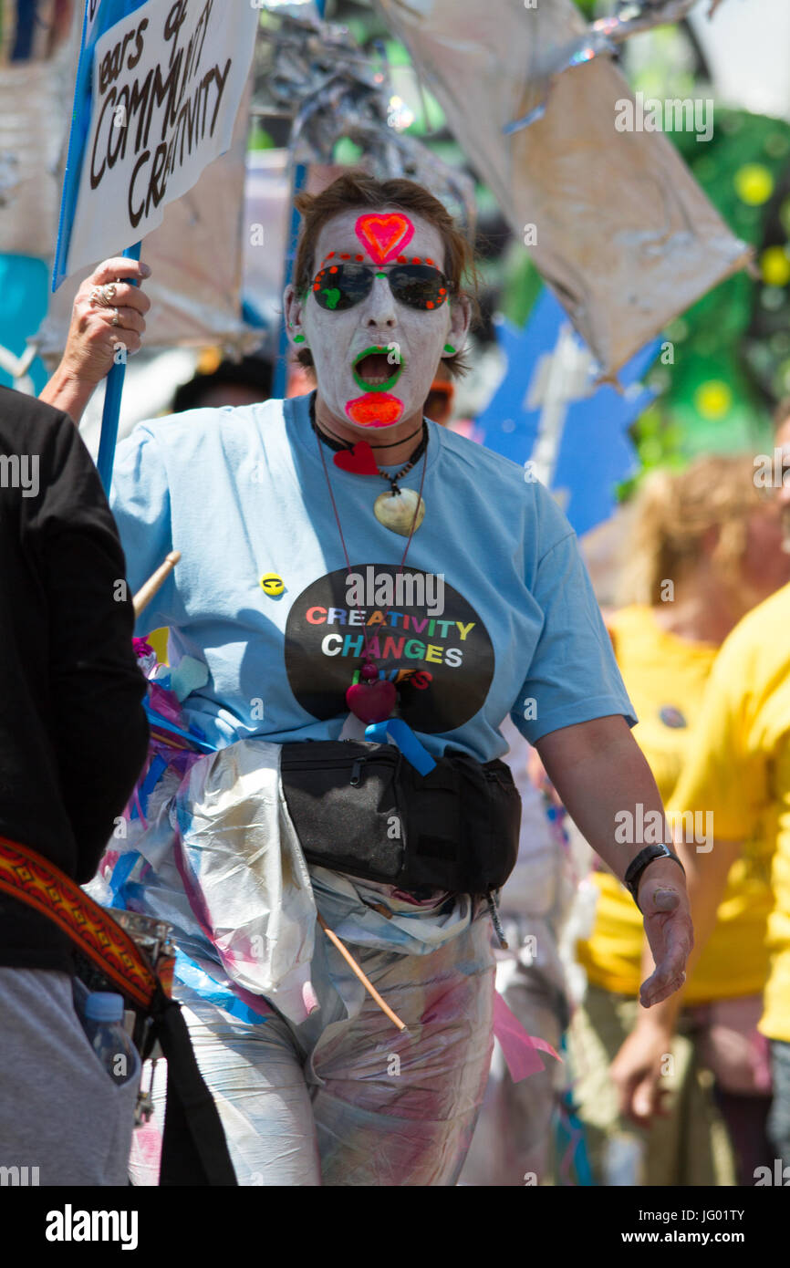Oxford, UK. 2. Juli 2017. Tausende von Feiernden östlich von Oxford strömten zur Teilnahme des multikulturellen Karnevals in Cowley Straße, Oxford statt. © Pete Lusabia/Alamy neu Live Stockfoto
