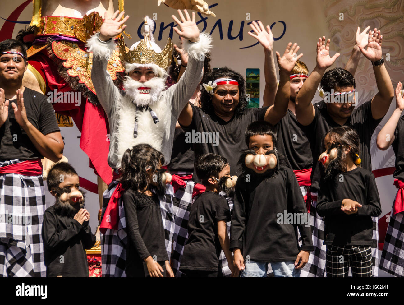 Sofia, Bulgarien. 02 Juli, 2017. Die asiatische Kultur Festival in Sofia, Bulgarien. Bali Monkey's Tanz in Borissow Park. Credit: ADonsky/Alamy leben Nachrichten Stockfoto