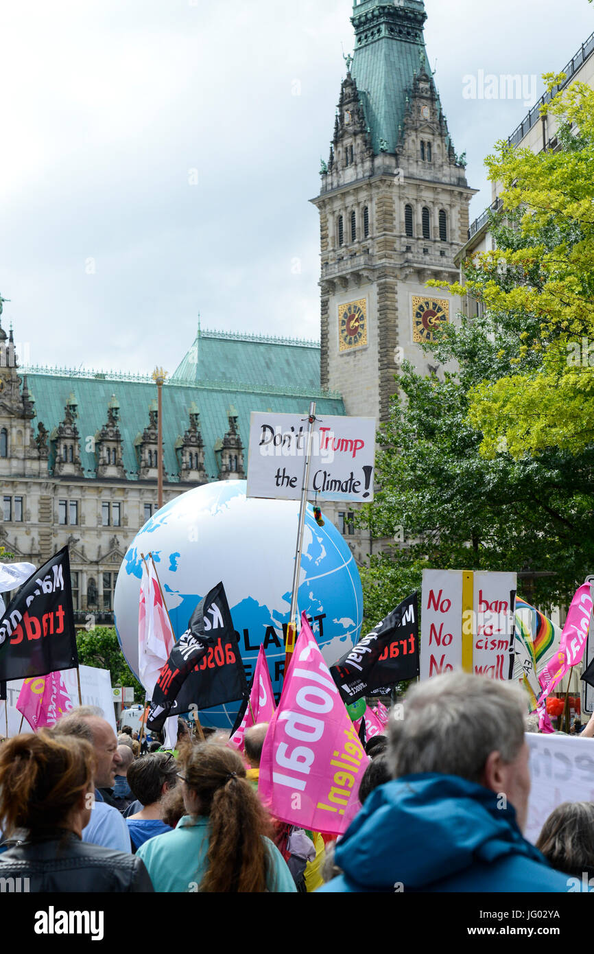 Hamburg, Deutschland. 02. Juli 2017. Rathaus, Demonstration gegen G-20-Gipfel im Juli 2017, Ballon Globus mit Slogan Planet Erde zunächst als Antwort auf Donald Trump's America First Credit: Joerg Boethling/Alamy leben Nachrichten Stockfoto