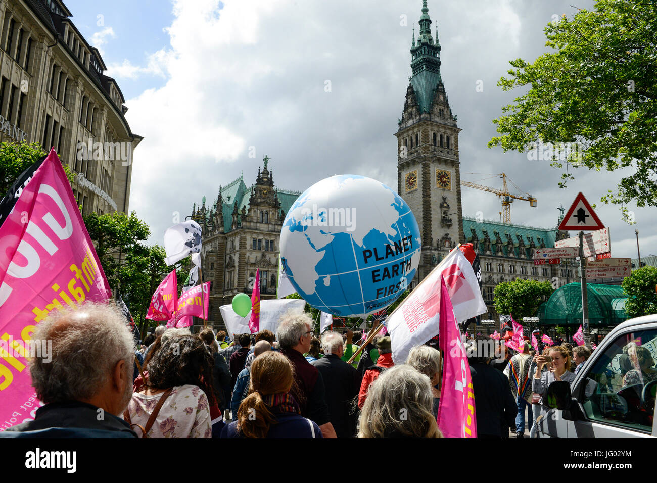 Hamburg, Deutschland. 02. Juli 2017. Rathaus, Demonstration gegen G-20-Gipfel im Juli 2017, Ballon Globus mit Slogan Planet Erde zunächst als Antwort auf Donald Trump's America First Credit: Joerg Boethling/Alamy leben Nachrichten Stockfoto