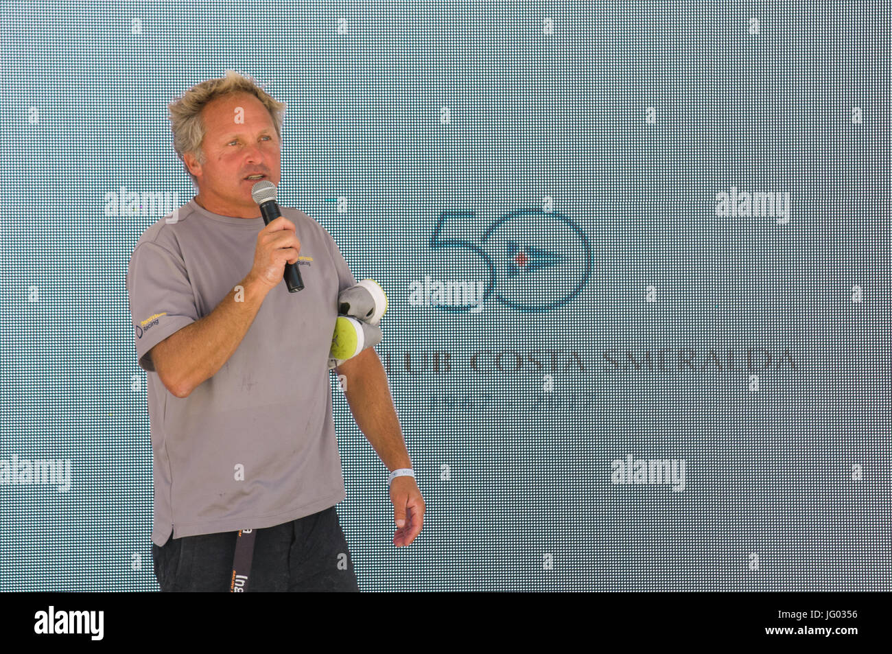 Porto Cervo, Italien, 2. Juli 2017 - Segeln: RC44 Porto Cervo WM 2017, vom Yacht Club Costa Smeralda organisiert.  Siegerehrung des Ereignisses. Vasco Vascotto (ITA), klassifiziert Taktiker des Teams Dritte, Halbinsel Petroleum (GBR). Bildnachweis: Giacomo Altamira/Alamy Live-Nachrichten Stockfoto