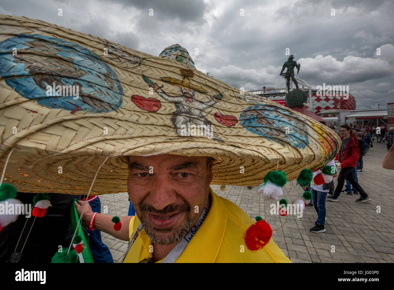 Moskau, Russland, 2. Juli 2017. Dritten Platz Fußball-Fans vor den FIFA-Konföderationen-Pokal 2017 Fußballspiel zwischen Portugal und Mexiko im Spartak-Stadion in Moskau, Russland Stockfoto