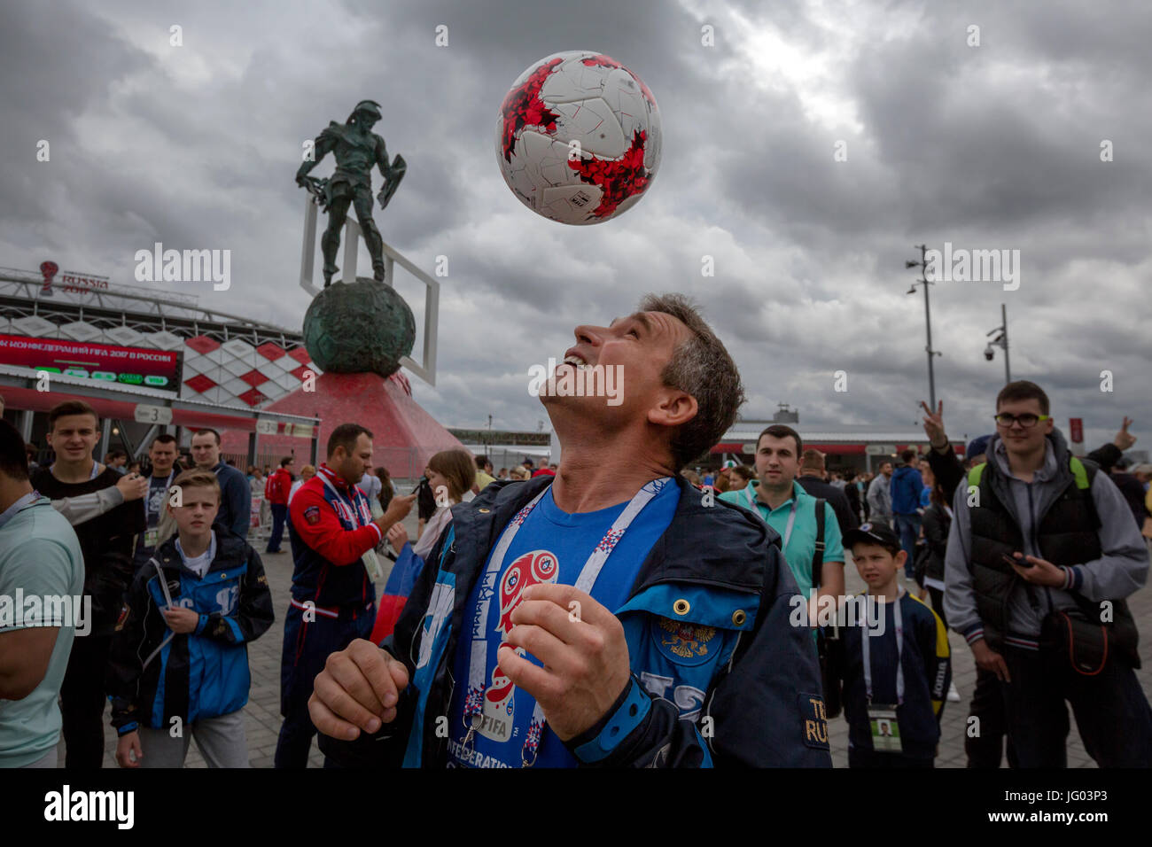 Moskau, Russland, 2. Juli 2017. Dritten Platz Fußball-Fans vor den FIFA-Konföderationen-Pokal 2017 Fußballspiel zwischen Portugal und Mexiko im Spartak-Stadion in Moskau, Russland Stockfoto