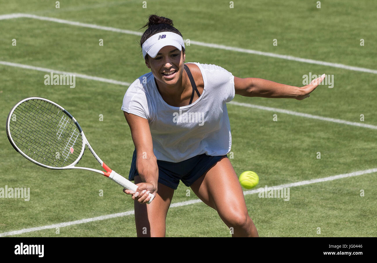 Wimbledon, Großbritannien. 2. Juli 2017. Die Wimbledon Tennis Weltmeisterschaften 2017 statt auf The All England Lawn Tennis and Croquet Club, London, England, UK.    Heather Watson Praktiken an Wimbledon Aorangi Praxis Höfen am Sonntag vor den Meisterschaften starten. Bildnachweis: Duncan Grove/Alamy Live-Nachrichten Stockfoto