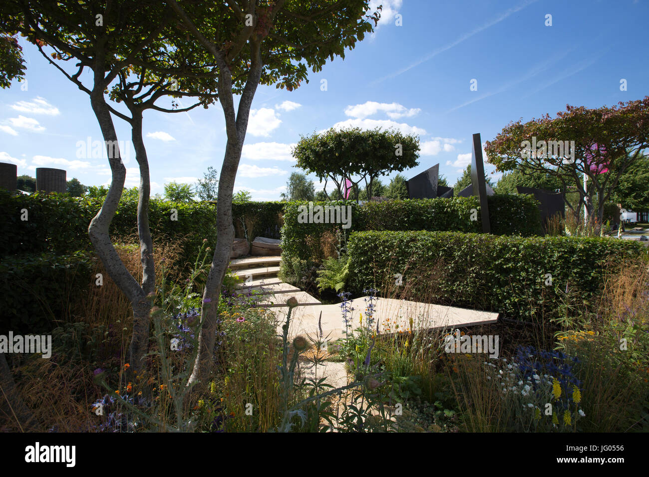 RHS Hampton Court Palace Flower Show 2017, Surrey, England, Vereinigtes Königreich sehen 2. Juni 2017 RHS dieser Raum Garten die letzte Vorbereitungen vor der Eröffnung des diesjährigen RHS Hampton Court Palace Flower Show 2017.Designers, Züchter, Floristen und Tradestand Aussteller zusammen kommen für die historische jährliche Gartenschau auf dem Gelände des Hampton Court Palace. Bildnachweis: Clickpics/Alamy Live-Nachrichten Stockfoto