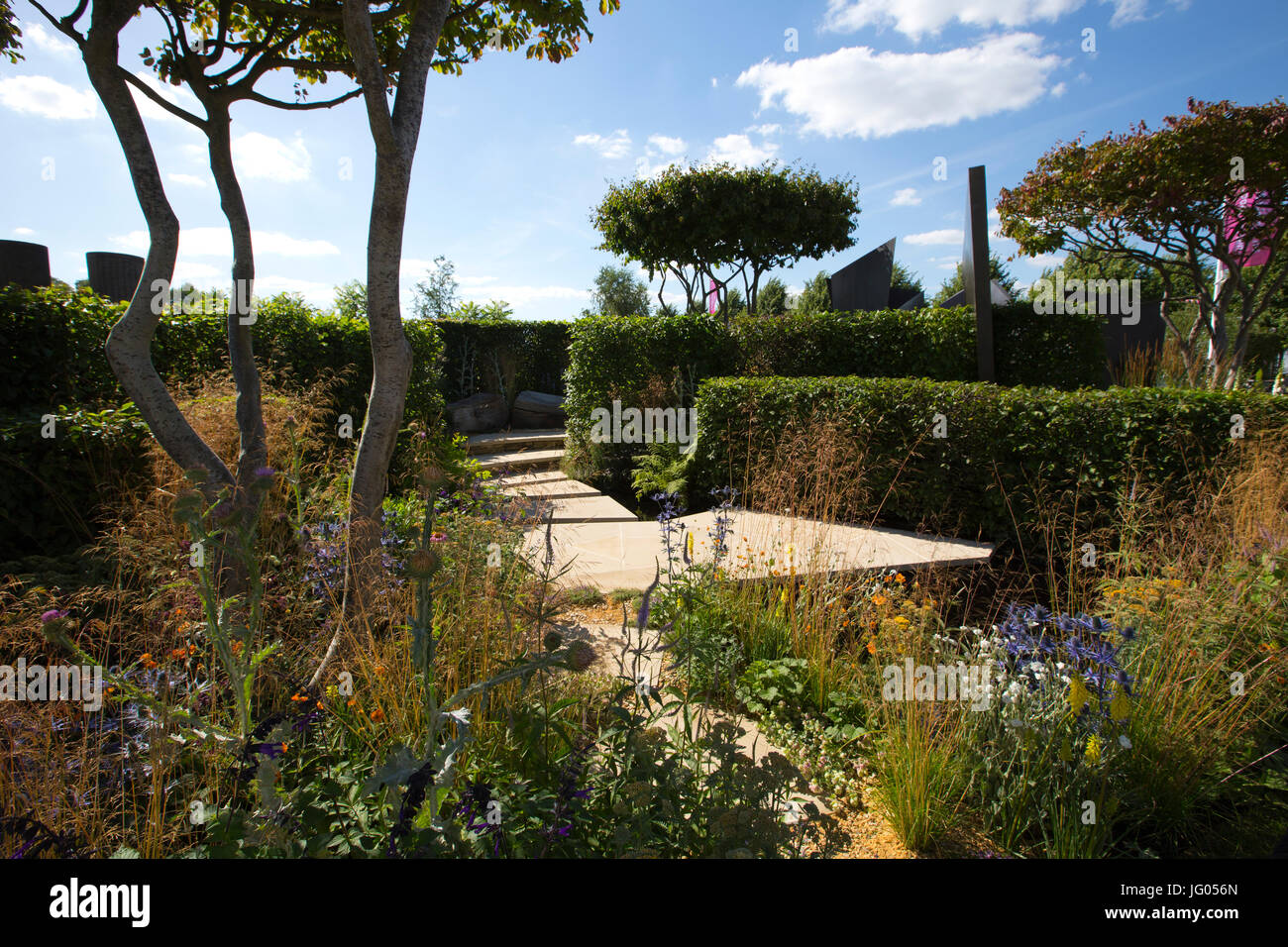 RHS Hampton Court Palace Flower Show 2017, Surrey, England, Vereinigtes Königreich sehen 2. Juni 2017 RHS dieser Raum Garten die letzte Vorbereitungen vor der Eröffnung des diesjährigen RHS Hampton Court Palace Flower Show 2017.Designers, Züchter, Floristen und Tradestand Aussteller zusammen kommen für die historische jährliche Gartenschau auf dem Gelände des Hampton Court Palace. Bildnachweis: Clickpics/Alamy Live-Nachrichten Stockfoto