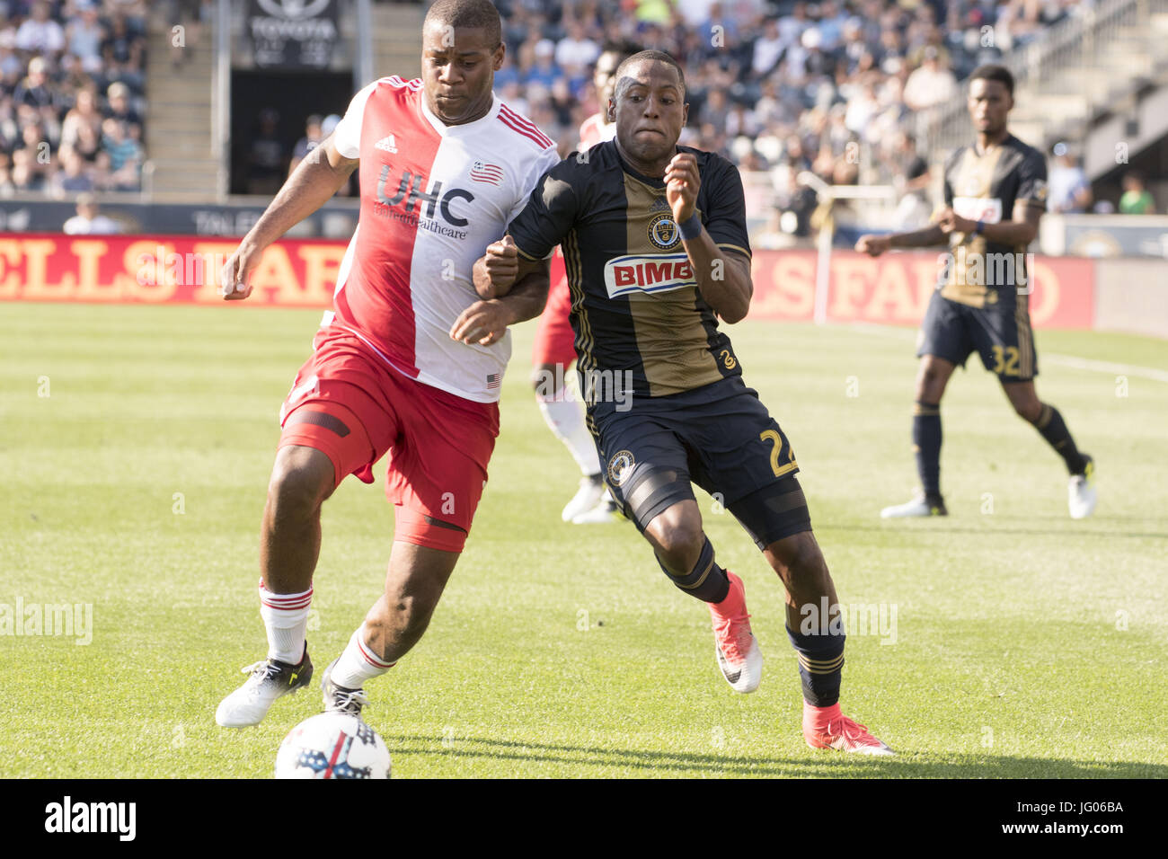 Chester, Pennsylvania, USA. 2. Juli 2017. Philadelphia Union FAFA PICAULT, (22), kämpft für den Ball gegen der Revolution ANDREW FARRELL, (2) die Union Beat der Revolution 3-0 Credit: Ricky Fitchett/ZUMA Draht/Alamy Live News Stockfoto