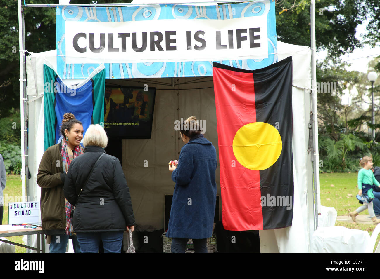 Sydney, Australien. 3. Juli 2017. NAIDOC Woche ist ein Fest der Aborigines und Torres Strait Islander Geschichte, Kultur und Errungenschaften und indigene Australier Beiträge zum Land anerkennt. Die NAIDOC in der City-Event findet im Hyde Park, Sydney. Im Bild: Kultur ist Leben-Stall mit Aboriginal Flagge. © Richard Milnes/Alamy Live-Nachrichten Stockfoto