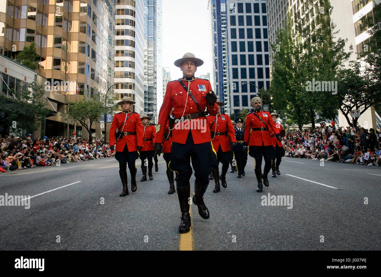 Vancouver, Kanada. 2. Juli 2017. Royal Canadian Mounted Police marschieren entlang der Straße während der 2017 Kanada Day Parade in Vancouver, Kanada, 2. Juli 2017. Etwa 2.000 Teilnehmer in verschiedenen traditionellen Kostümen nahmen an dieser Veranstaltung, am Samstag in Vancouver Kanadas 150. Geburtstag zu feiern. Bildnachweis: Liang Sen/Xinhua/Alamy Live-Nachrichten Stockfoto