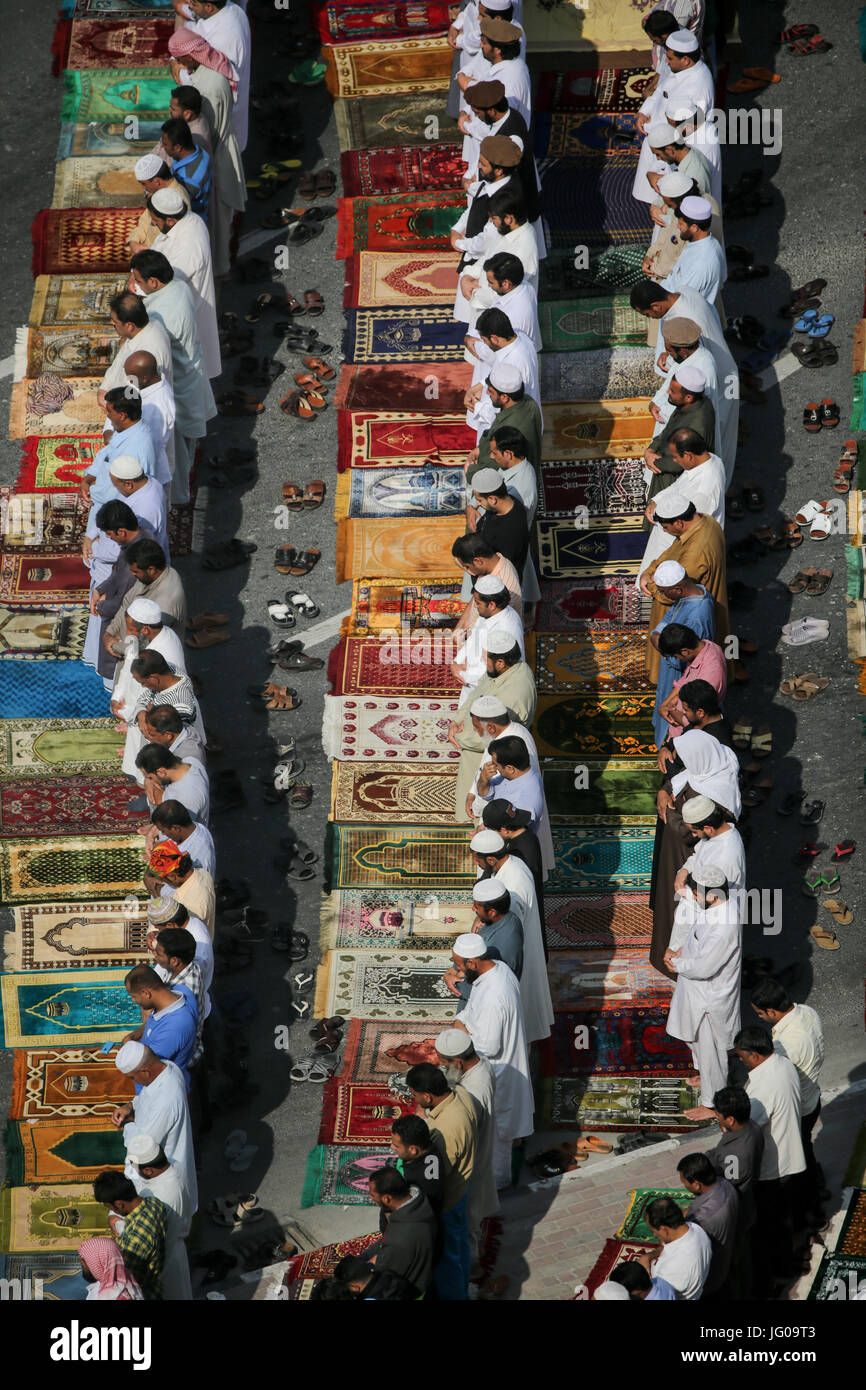 Doha, Katar. 16. Januar 2015. Vor ihre Gebetsteppiche an einer Straßenecke stehen Muslime beim Freitagsgebet in Doha, Katar, 16. Januar 2015. Foto: AXEL HEIMKEN/Dpa | weltweite Nutzung/Dpa/Alamy Live-Nachrichten Stockfoto