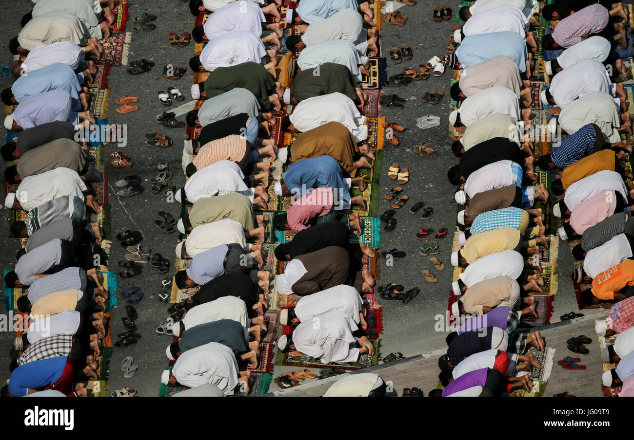 Doha, Katar. 16. Januar 2015. Muslime Knien an einer Straßenecke während Freitagsgebet in Doha, Katar, 16. Januar 2015. Foto: AXEL HEIMKEN/Dpa | weltweite Nutzung/Dpa/Alamy Live-Nachrichten Stockfoto