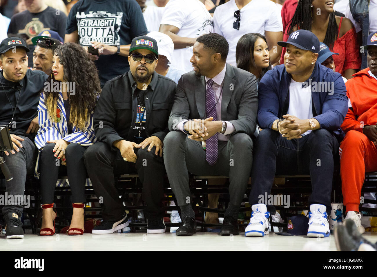 Charlotte, USA. 2 Jul, 2017. Rapper/Schauspieler Ice Cube LL Cool J Gericht Seite Woche 2 BIG 3 Basketball Turnier Vitrinen Charlotte, NC-Spectrum Center. Stockfoto