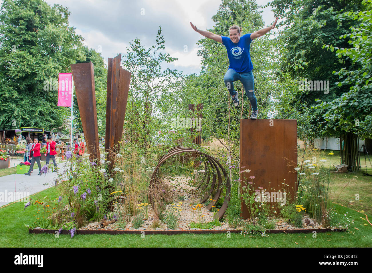 London, UK. 3. Juli 2017. Thuli Lamb, freie Läufer von Parkour Generationen auf der St. Modwen Eigenschaften Plc:Brownfield - Metamorphose Garten entworfen von Martyn Wilson - The Hampton Court Flower Show, organisiert von der Royal Horticultural Society (RHS). Auf dem Gelände des Hampton Court Palace, London. Bildnachweis: Guy Bell/Alamy Live-Nachrichten Stockfoto