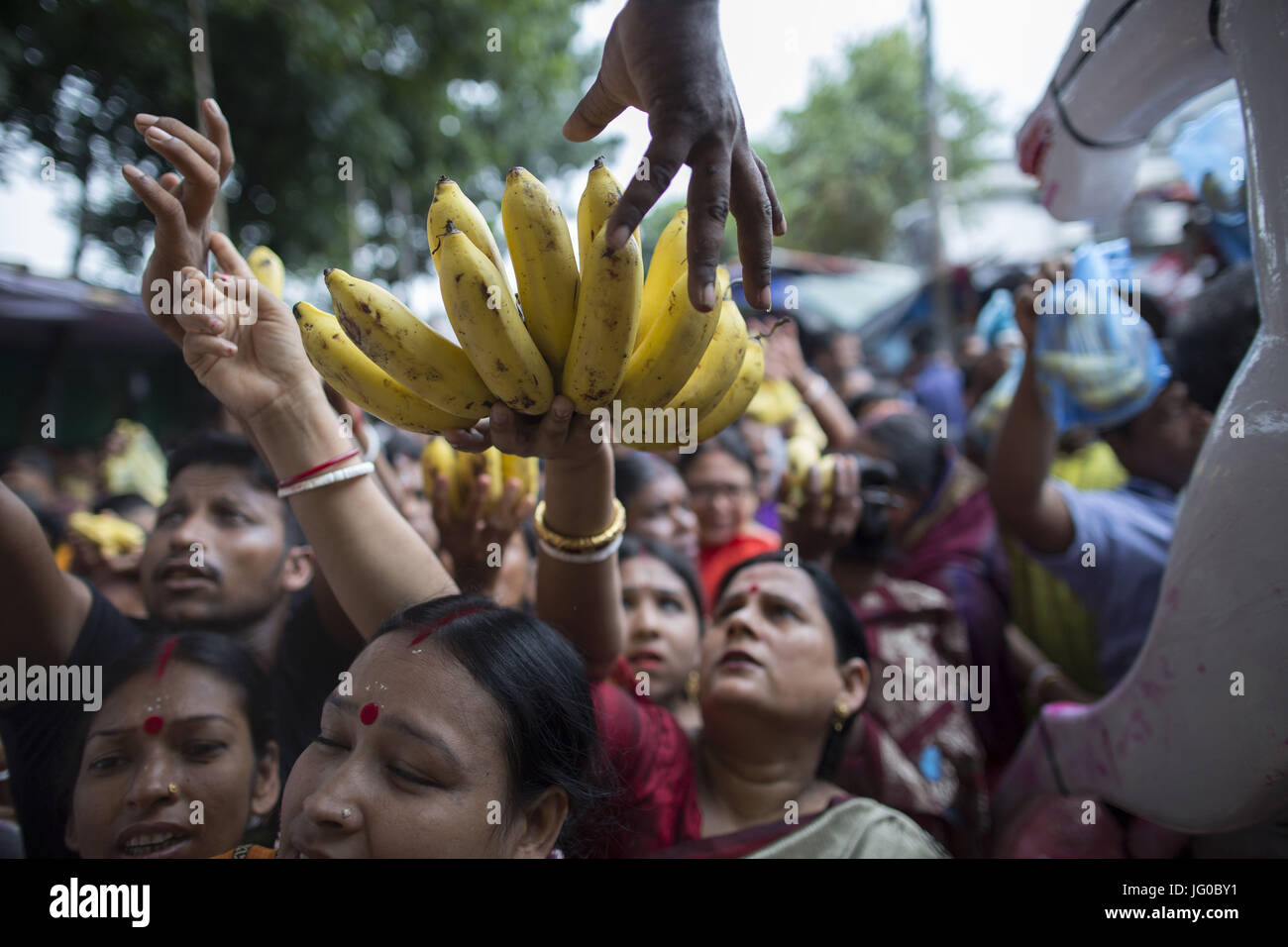 Dhaka, Bangladesch. 3. Juli 2017. Bangladeshi Hindu Anhänger Teilnahme an den Rath Yatra oder Chariot Prozession in Gazipur, Dhaka. Die jährliche Hindu-Prozession erinnert an eine Reise durch die Hindu-Gottes Jagannath, sein Bruder Balabhadra und Schwester Subhadra und sieht Anhänger ziehen Wagen symbolisiert den Wagen verwendet. Bildnachweis: Probal Rashid/ZUMA Draht/Alamy Live-Nachrichten Stockfoto