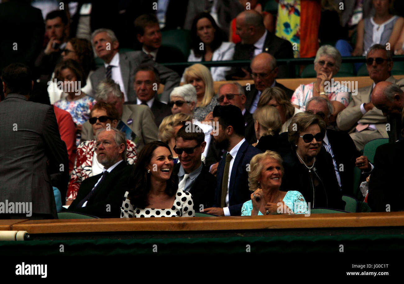 London, UK. 3. Juli 2017. 3. Juli 2017 - Wimbledon: die Herzogin von Cambridge, Kate Middleton genießt einen Lachen in der Royal Box auf dem Centre Court in Wimbledon, während des Wartens, Regen verzögert in Andy Murrays ersten Vorrundenspiel heute. Bildnachweis: Adam Stoltman/Alamy Live-Nachrichten Stockfoto
