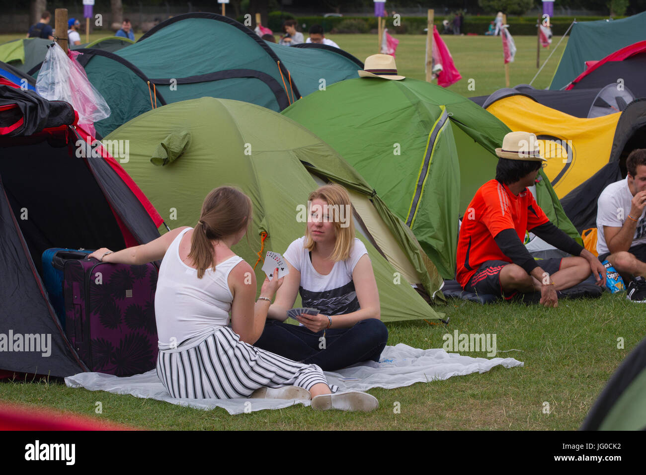 London, UK. 3. Juli 2017. Wimbledon Tennis Weltmeisterschaften 2017, Wimbledon Lawn Tennisclub, Südwesten von London, England, Vereinigtes Königreich. 3. Juli 2017. Menschen Schlange in den traditionellen camping Zeilen auf Wimbledon Park Tickets für die Folgetage Wimbledon Tennis Weltmeisterschaften 2017 auf die wichtigsten Centre Court und Court One erhalten. Bildnachweis: Clickpics/Alamy Live-Nachrichten Stockfoto