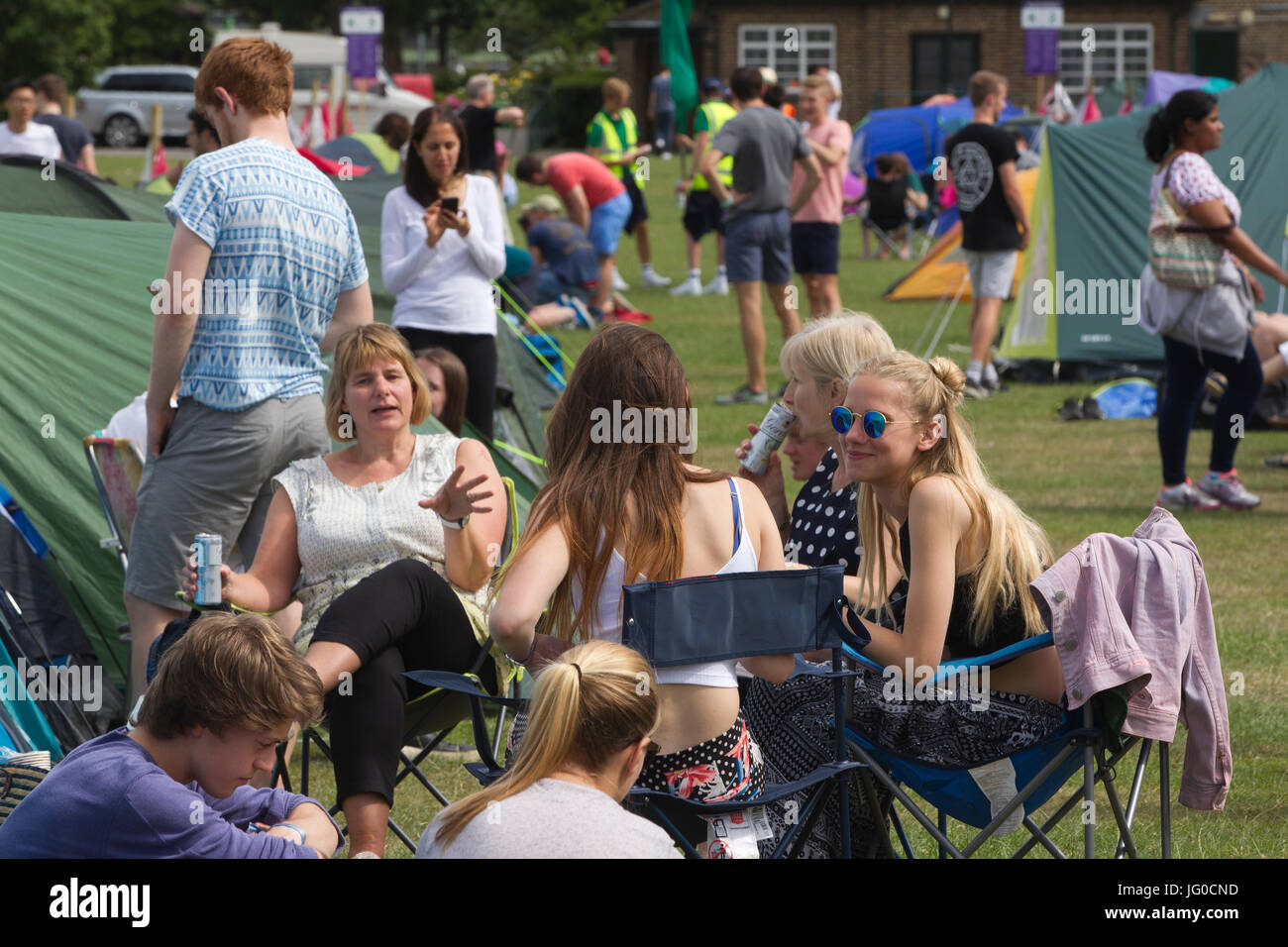 London, UK. 3. Juli 2017. Wimbledon Tennis Weltmeisterschaften 2017, Wimbledon Lawn Tennisclub, Südwesten von London, England, Vereinigtes Königreich. 3. Juli 2017. Menschen Schlange in den traditionellen camping Zeilen auf Wimbledon Park Tickets für die Folgetage Wimbledon Tennis Weltmeisterschaften 2017 auf die wichtigsten Centre Court und Court One erhalten. Bildnachweis: Clickpics/Alamy Live-Nachrichten Stockfoto