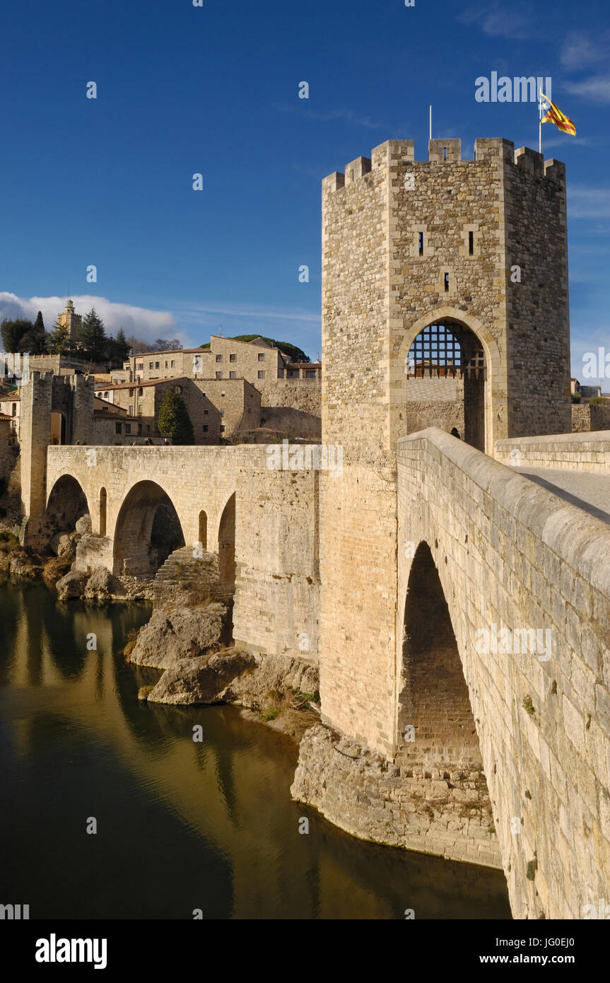 mittelalterliche Brücke ein Dorf Besalú in La Garrotxa, Girona, Spanien Stockfoto