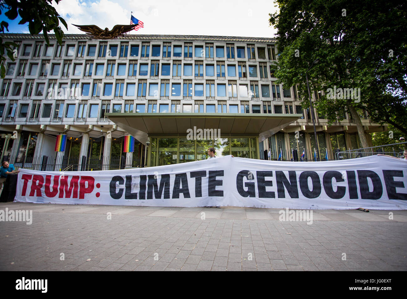 Klimawandel-Aktivisten Protest außerhalb der US-Botschaft in London Grosvenor Square. Die Demonstranten sind von der US-Präsident, Donald Trump potenzielle Plan zum Rücktritt der Paris-Vertrag über den Klimawandel betroffen. Eine Ankündigung von Präsident Trump ist Kürze erwartet.  Mitwirkende: Atmosphäre, wo anzeigen: London, England, Vereinigtes Königreich bei: Kredit-1. Juni 2017: Wheatley/WENN Stockfoto