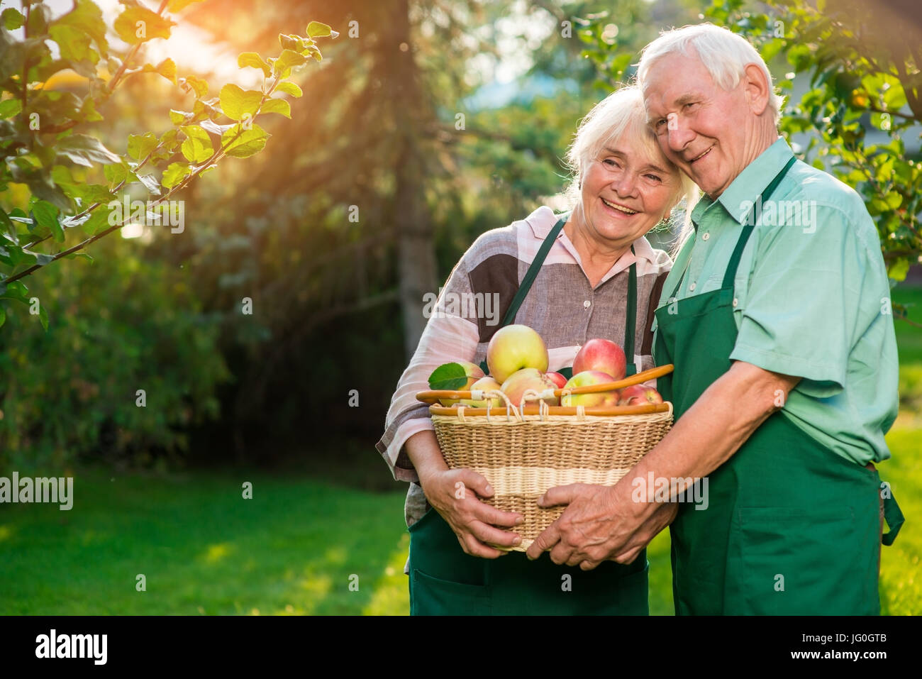 Gerne älteres paar Holding Korb. Stockfoto