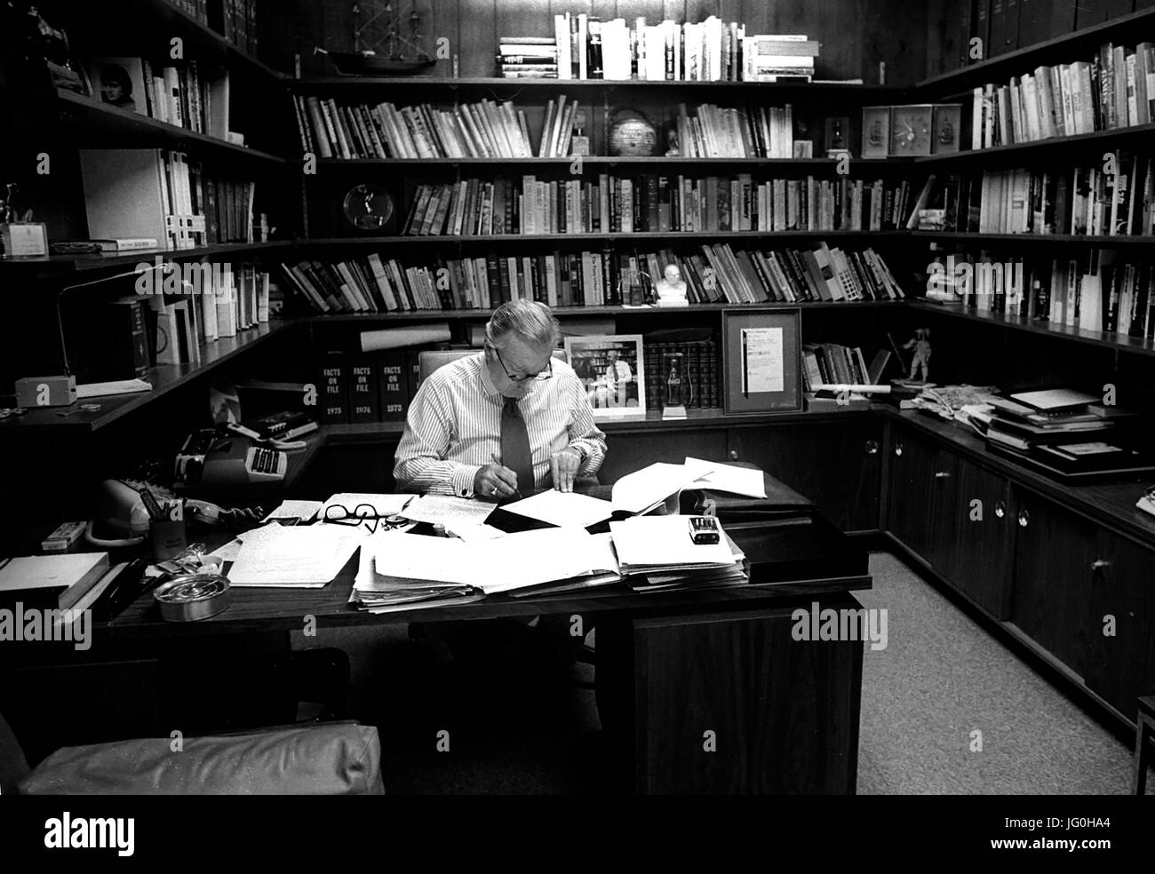 CBS-Zeitungsmann Walter Cronkite arbeitet in seinem Büro an CBS Broadcast Center im Mai 1974. Stockfoto