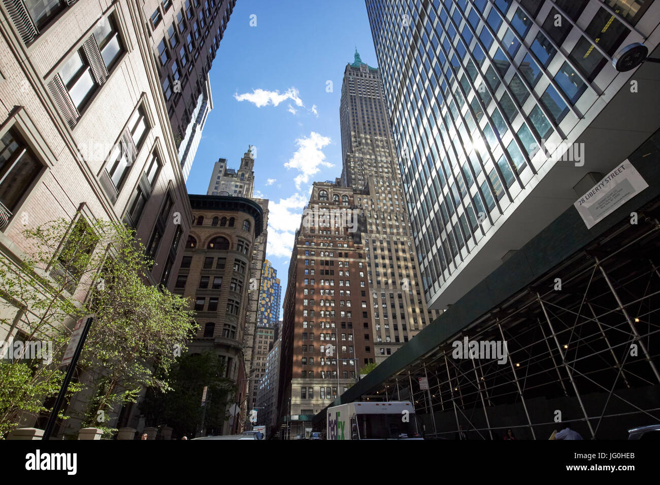 auf der Suche nach unten und oben von Chase Manhattan Plaza in den Finanzdistrikt William Street New York City USA Stockfoto