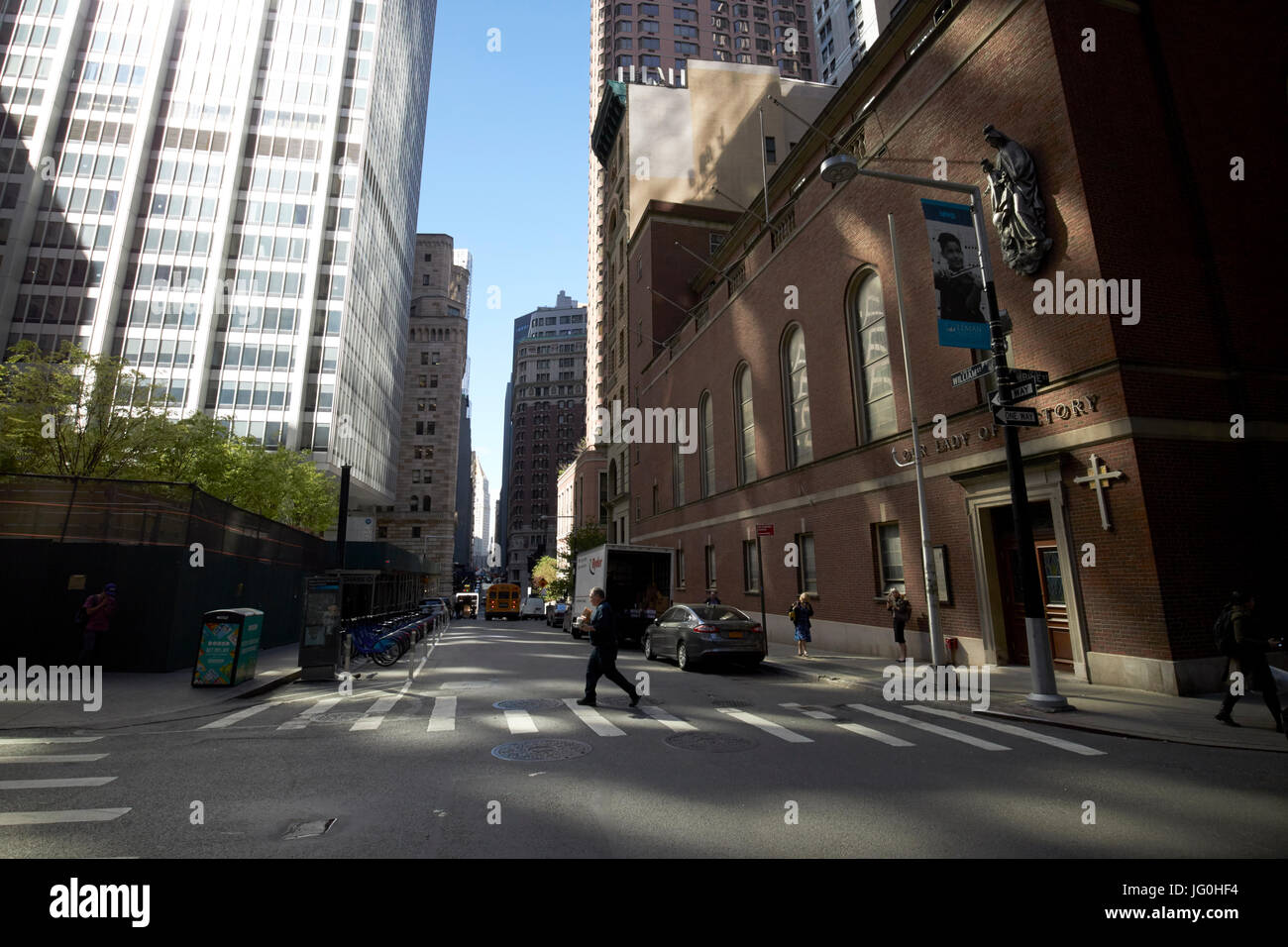 auf der Suche nach unten und oben von Chase Manhattan Plaza in den Finanzdistrikt William Street New York City USA Stockfoto