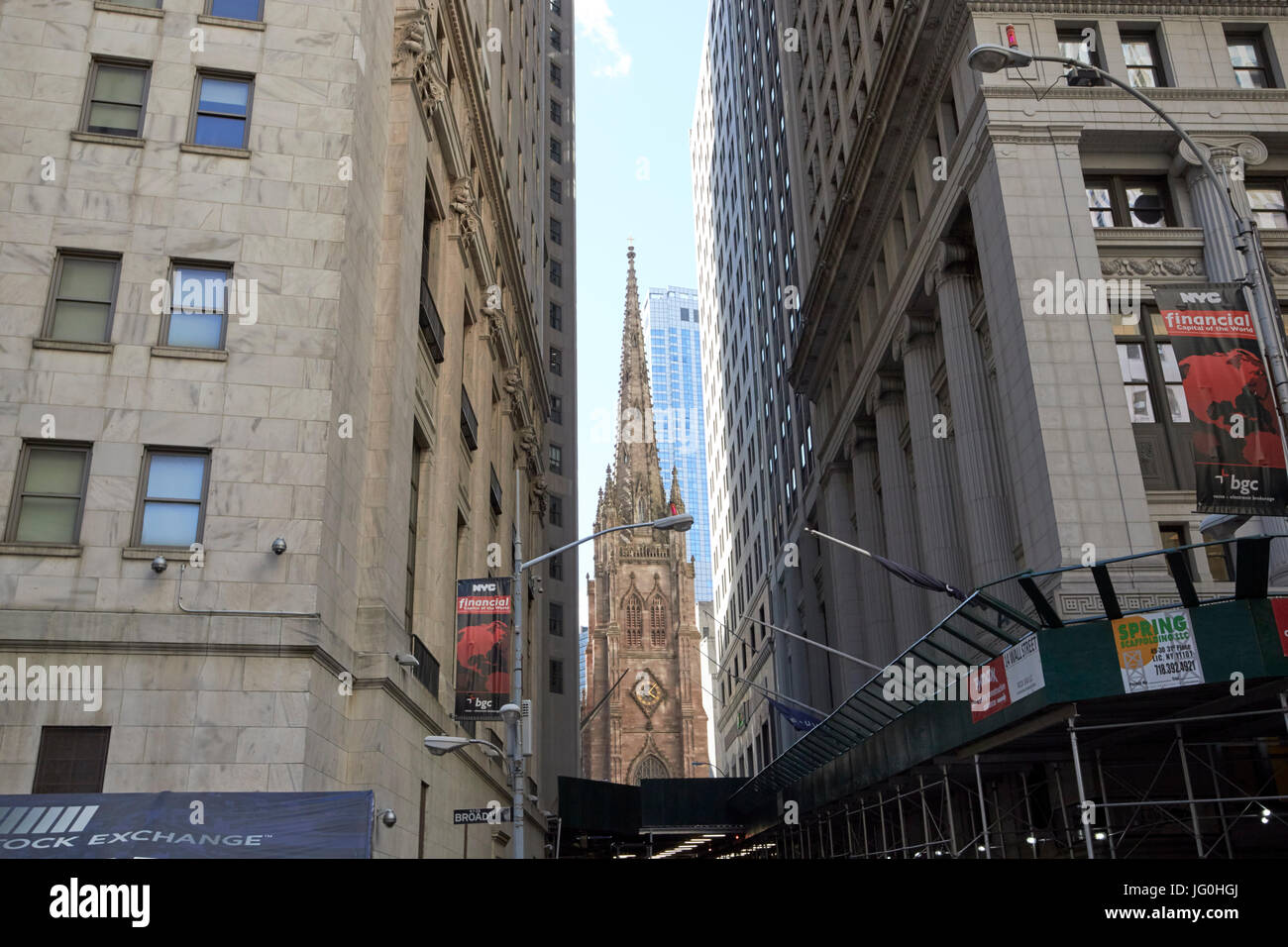Blick entlang der Wall Street auf der New York Stock Exchange zur Dreifaltigkeitskirche New York City USA Stockfoto