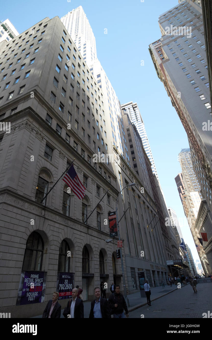 Wall-Street schaut aus den alten USA Kontrollamt und Trump building New York City USA Stockfoto