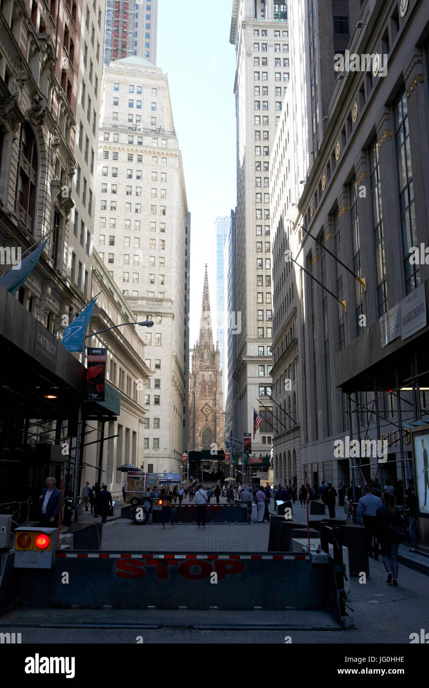 Blick entlang der Wall Street auf Sicherheit Rampen in Richtung Dreifaltigkeitskirche New York City USA Stockfoto