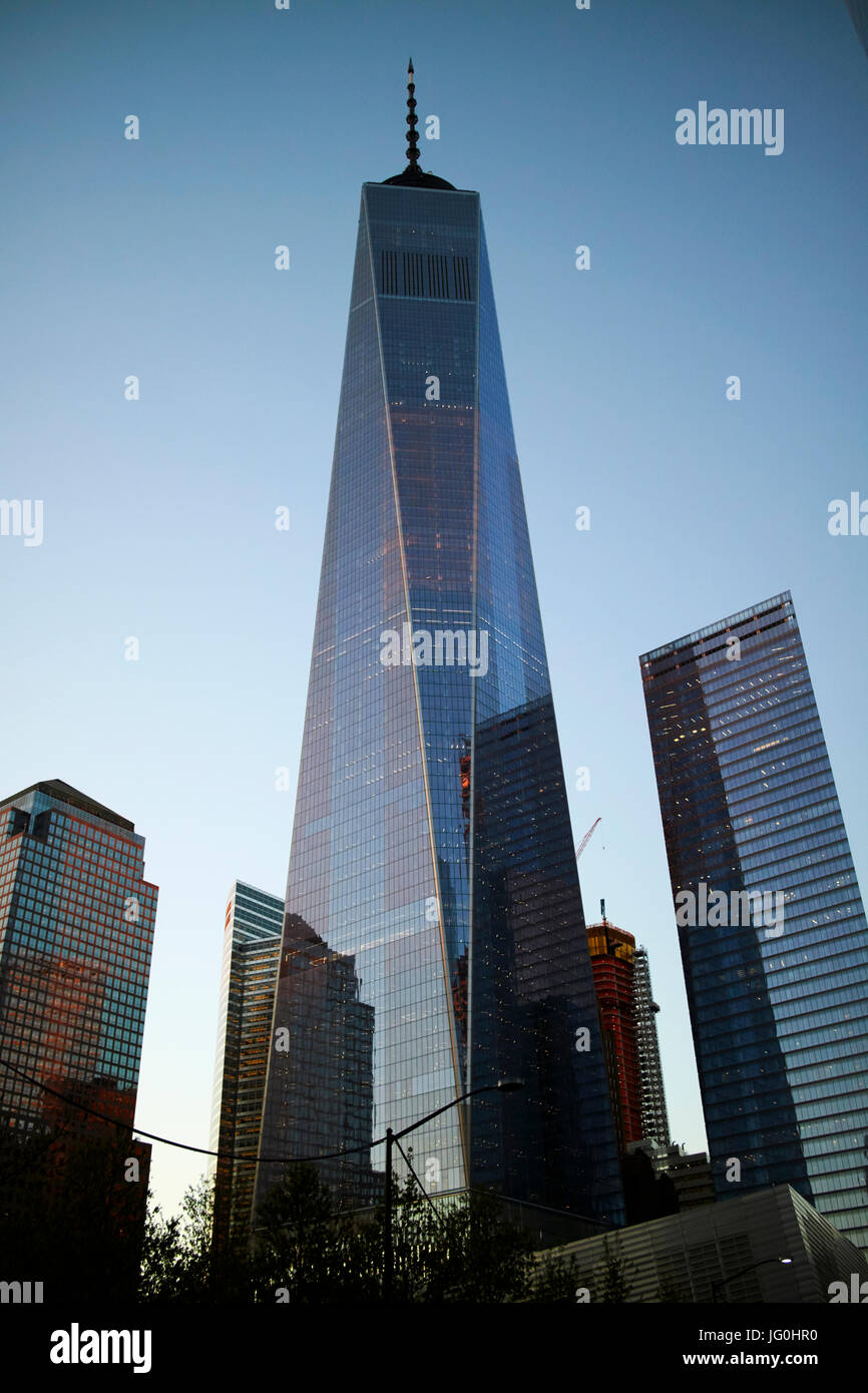 Zu One World Trade Center in der Dämmerung New York City USA Stockfoto