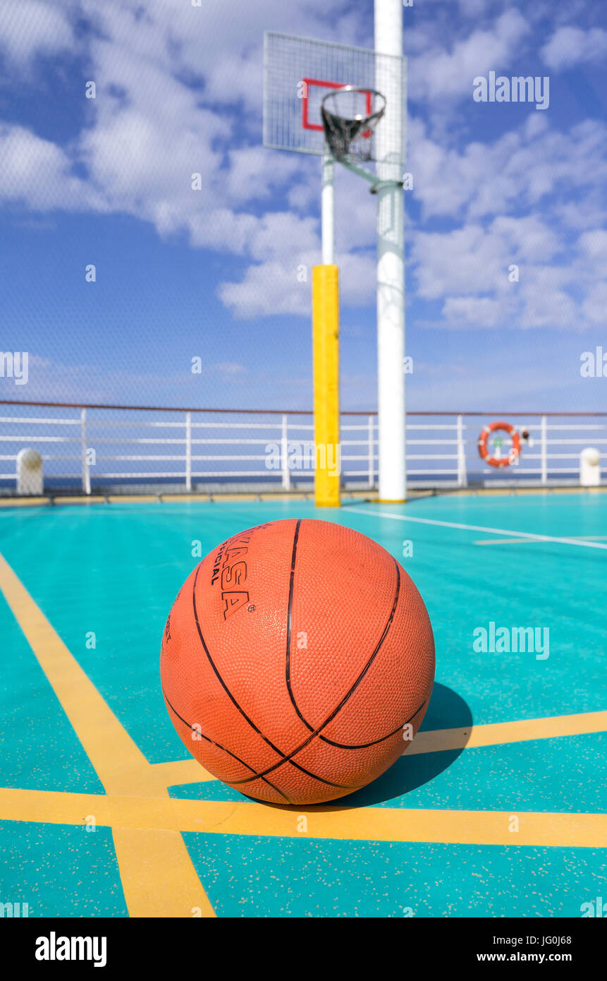 Basketball auf dem Sport Deck an Bord von AIDAsol. AIDA Cruises ist eine der zehn Marken im Besitz von Carnival Corp Stockfoto