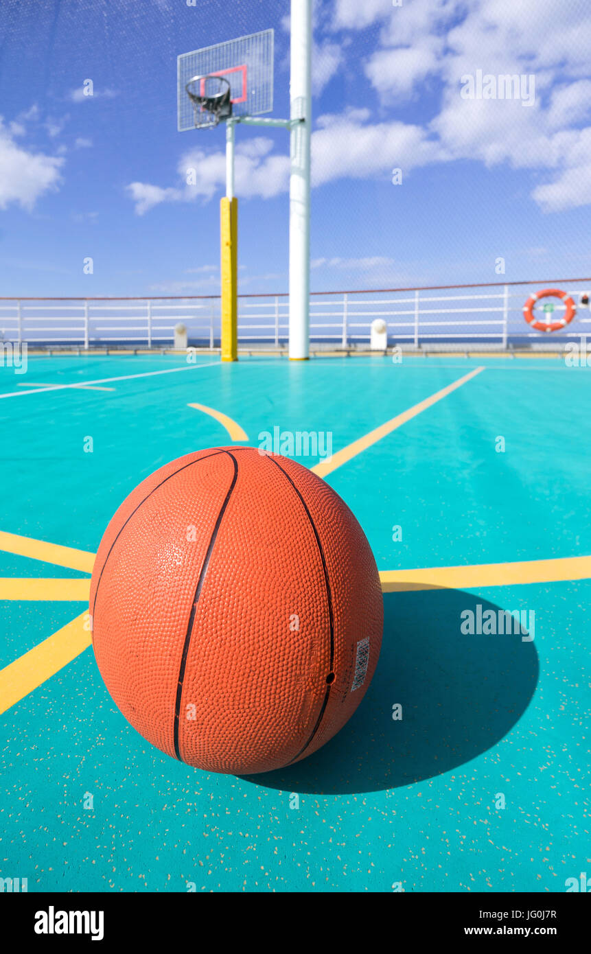 Basketball auf dem Sport Deck an Bord von AIDAsol. AIDA Cruises ist eine  der zehn Marken im Besitz von Carnival Corp Stockfotografie - Alamy