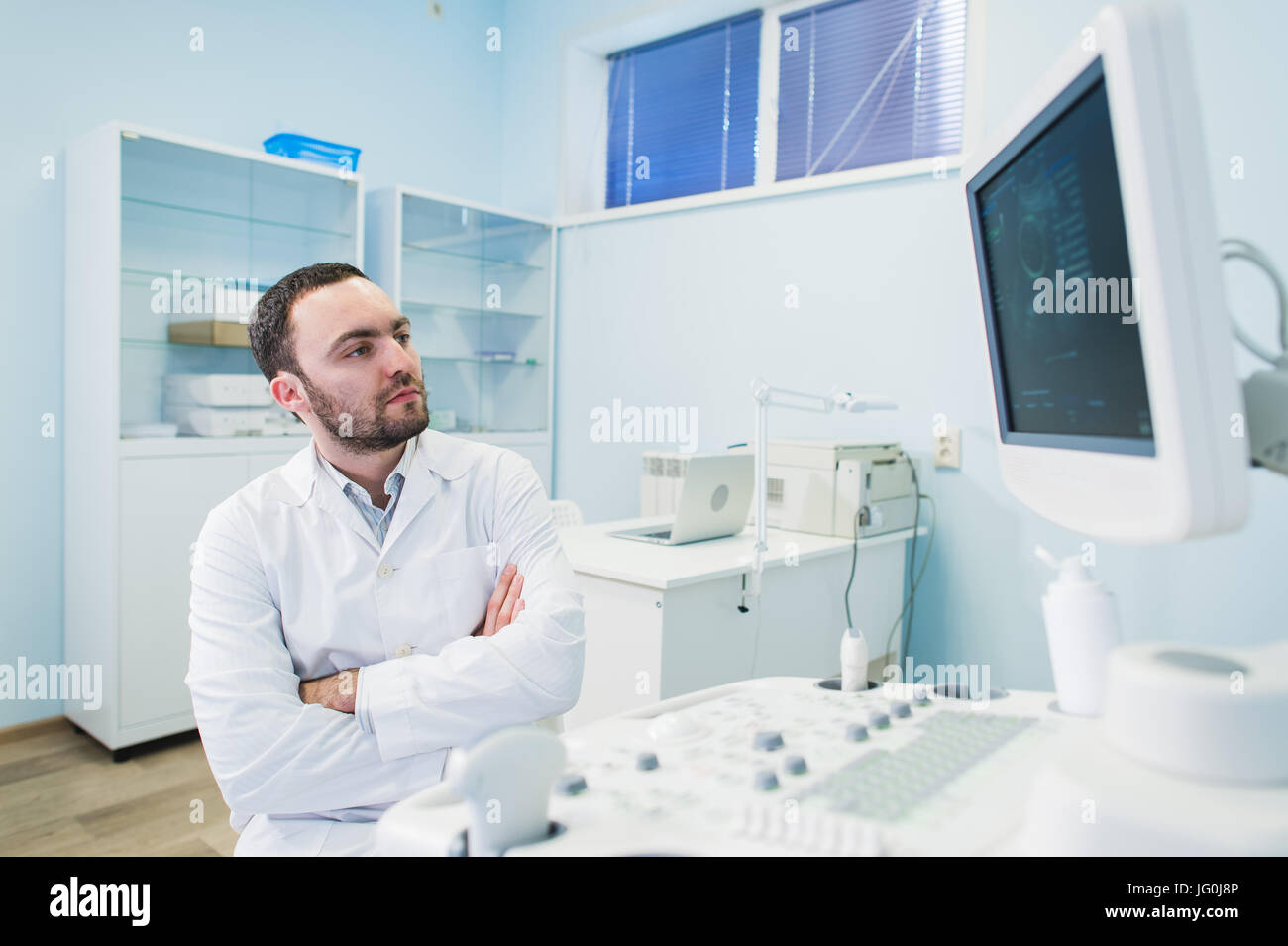 Porträt eines Arztes denken in der Nähe von Sceen von medizinischen Geräten. Stockfoto
