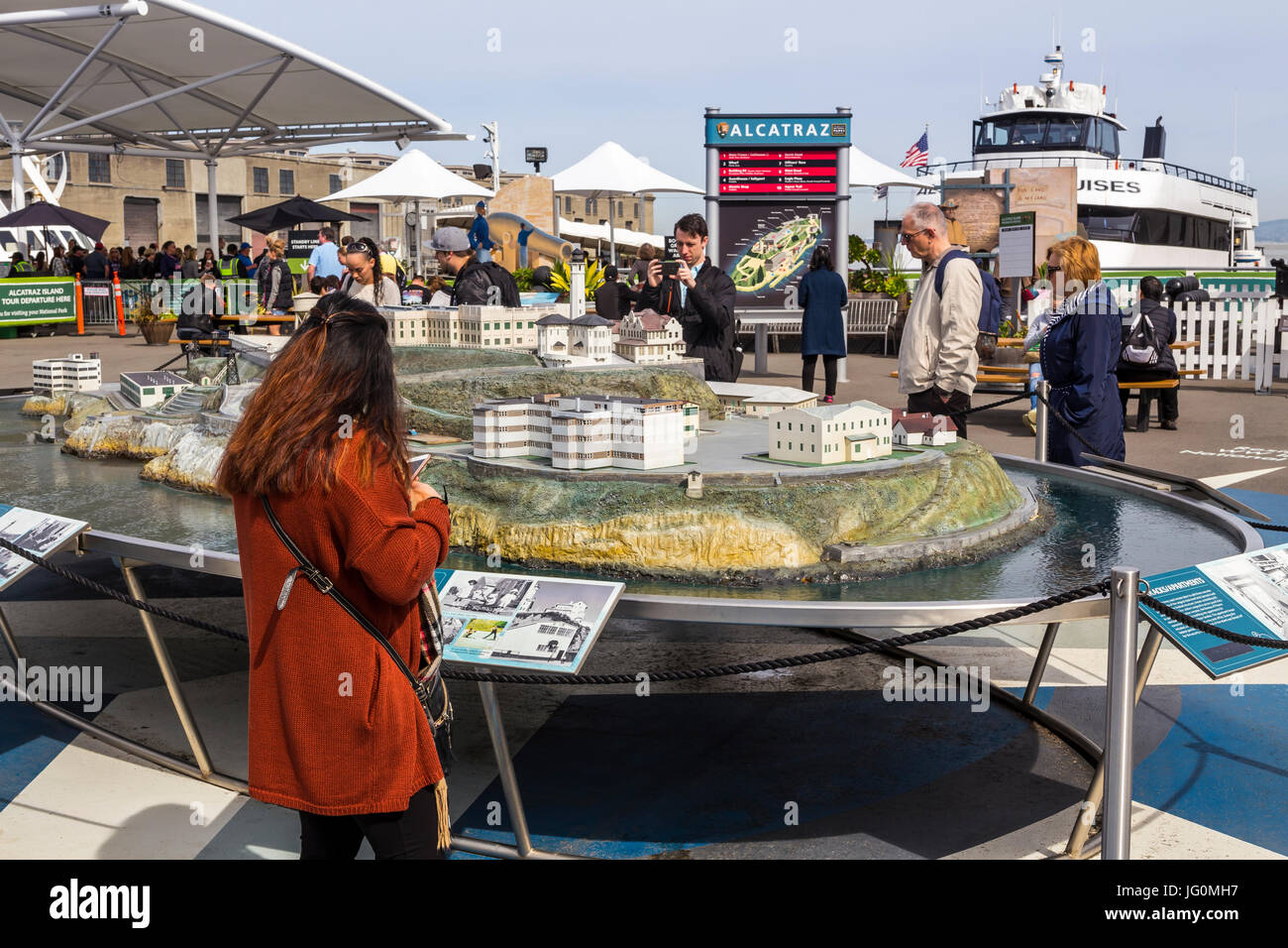 Touristen, Besucher, Alcatraz Modell, Modell von Alcatraz, boarding Area, Alcatraz Landing, Pier 33, The Embarcadero, San Francisco, Kalifornien Stockfoto