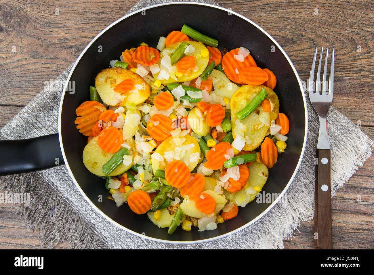 Essen ohne Fleisch: Gemüse in der Pfanne gebraten. Studio Photo Stockfoto