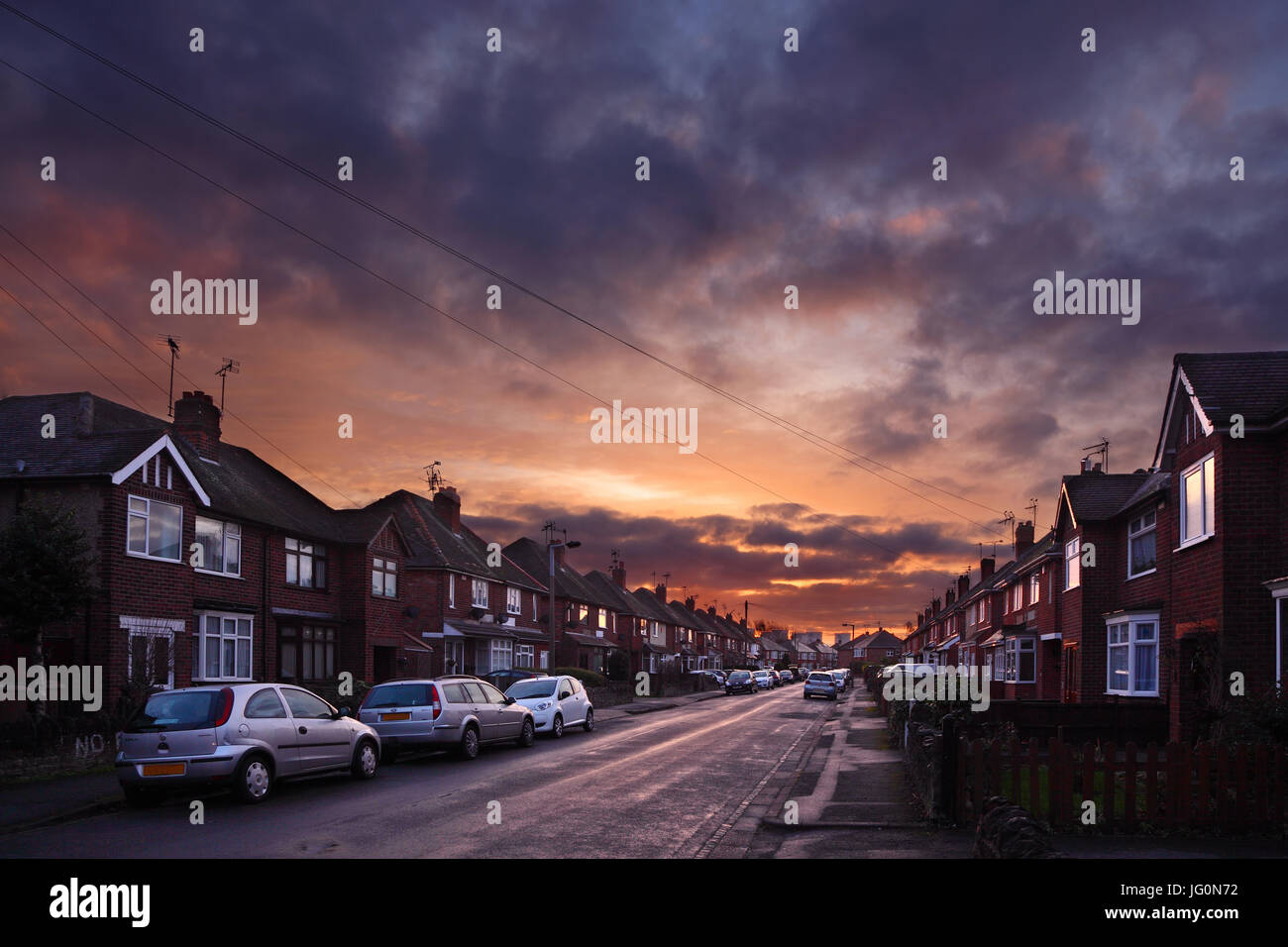 Morgen Straße in die Stadt Long Eaton, zwischen Derbyshire und Nottinghamshire "Grenzen", in England, UK. Stockfoto