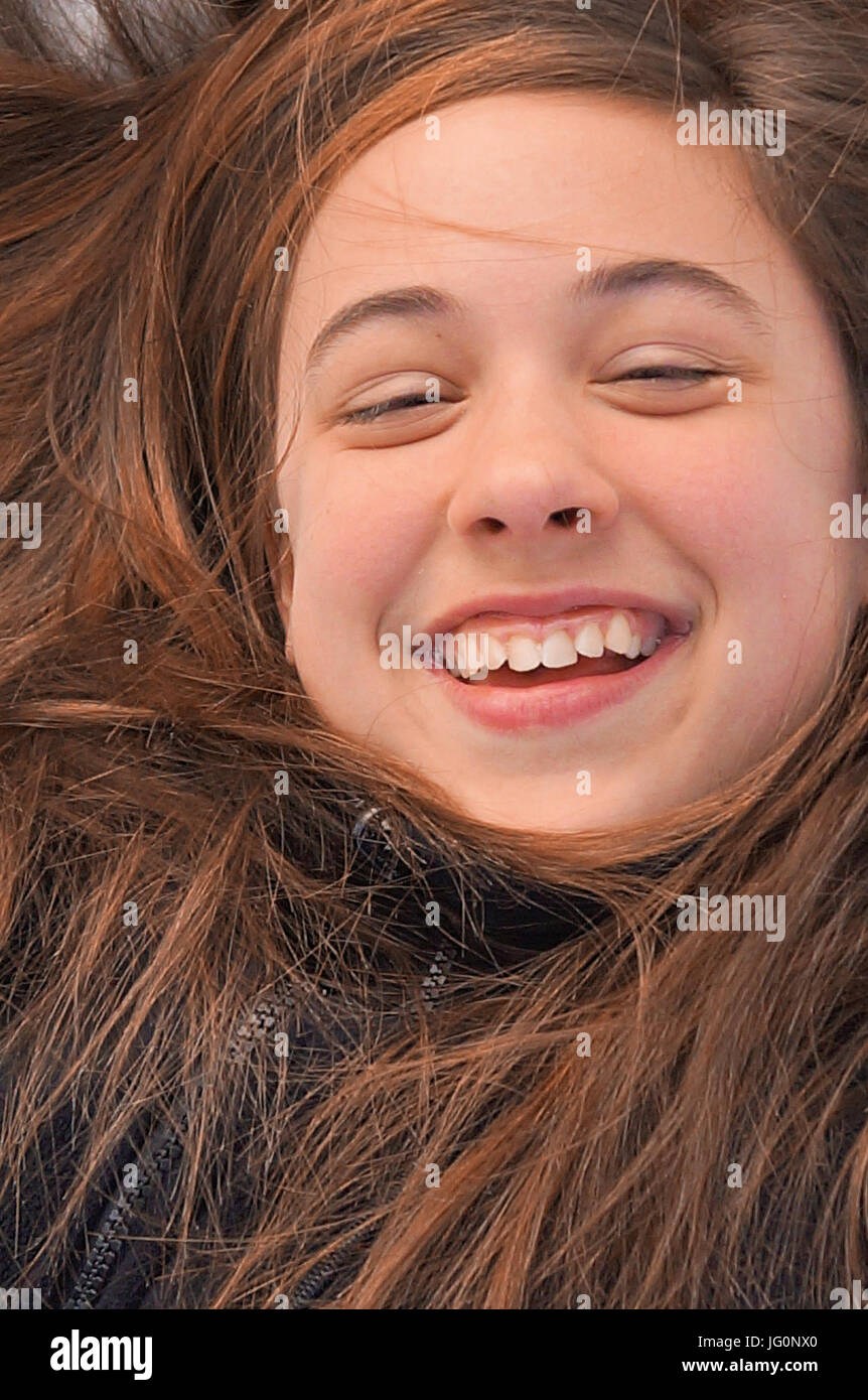 Mädchen mit Luft um sie herum lachen Stockfoto