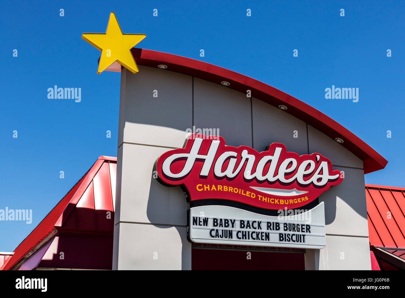 Indianapolis - ca. Juli 2017: Hardee's Einzelhandelsstandort. Hardee's und Carls Jr. sind Tochtergesellschaften der CKE Restaurants V Stockfoto