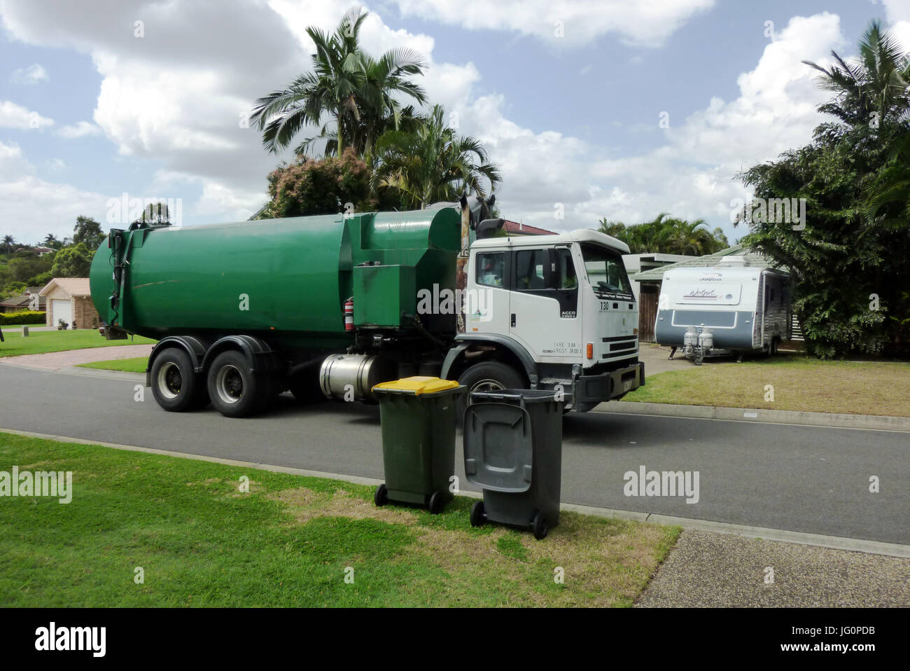 Müllwagen am Arbeitsplatz, Brisbane, Queensland, Australien Stockfoto