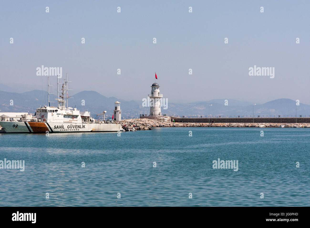 Küstenwache-Shop vor Anker in der Nähe der Leuchtturm im Hafen von Alanya, Türkei Stockfoto
